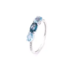 Espectacular anillo de oro blanco con topacios london y topacio azul fino.